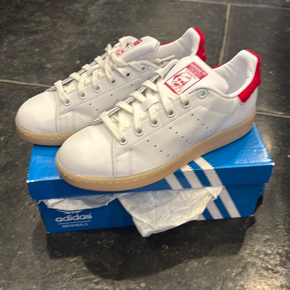 Adidas Stan Smith Sneakers White & Red Terry cloth - Size 5.5 
New in Box